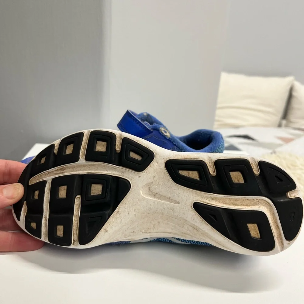Free with bundle-Nike Boys Sneakers Size 1 Blue Running Shoes Velcro Lace - Picture 3 of 4